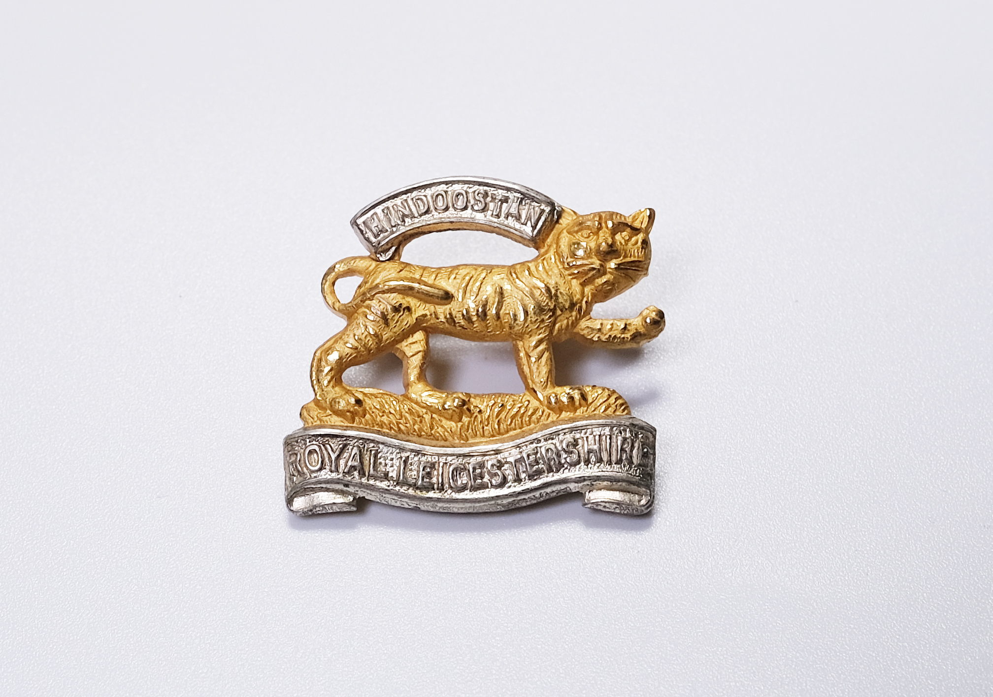 Royal Anglian Regiment 4th Battalion collar badge - Royal Anglian Regiment