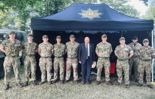General Lord Dannatt takes time to speak with our soldiers